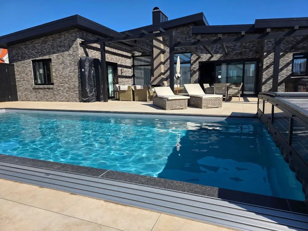 Pooltime Exclusive PP-basseng, 12 mm – 3,5 x 7 x 1,5 m, rektangulær form, klart blått vann, mørkegrå fliskanter, moderne steinfasade